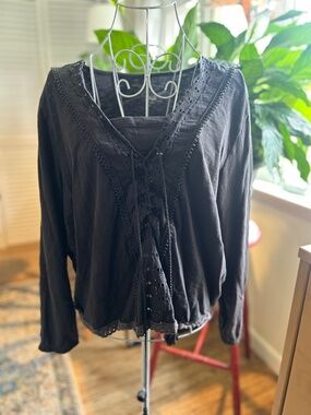 American Eagle grey lace trim peasant shirt